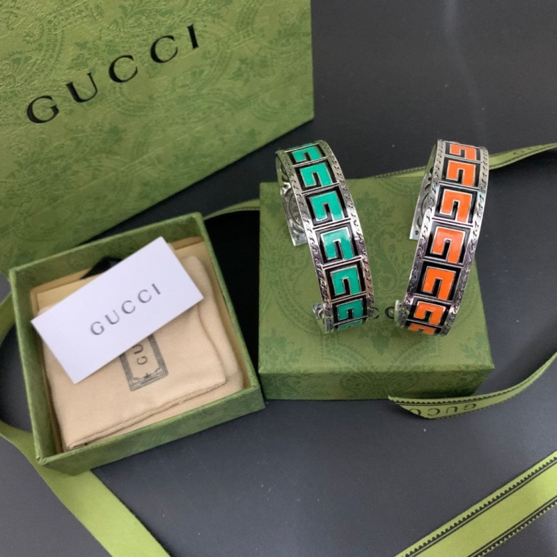 G*u*i bracelets